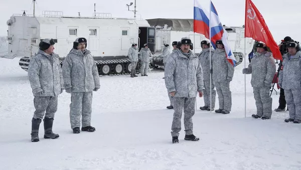 Российские десантники после десантирование в арктических условиях