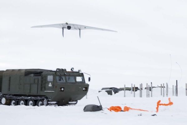 اولین پرش جهان از استراتوسفر توسط نیروی هوابرد روسیه در قطب شمال
این پرش از هواپیمای «ایل-76» از ارتفاع 10000متری  انجام شده - اسپوتنیک ایران  
