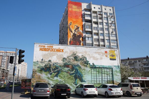 گرافیتی‌ها به مناسبت پیروزی در جنگ جهانی دوم
نووراسیسک - اسپوتنیک ایران  