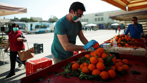 میوه فروش در بازار چیسترنینو در ایتالیا - اسپوتنیک ایران  
