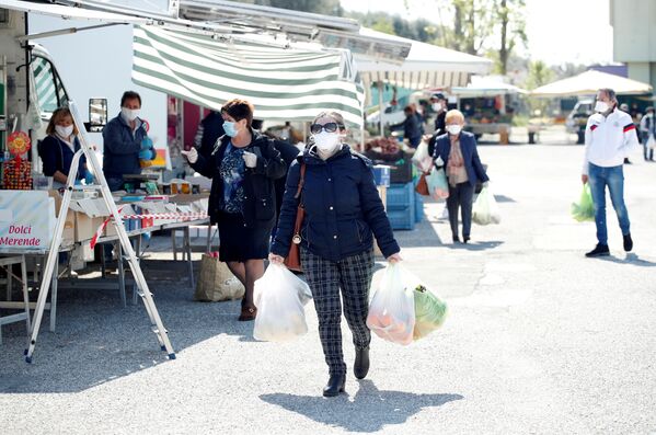 مردم با کیسه های خرید در بازار چیسترنینو ایتالیا - اسپوتنیک ایران  
