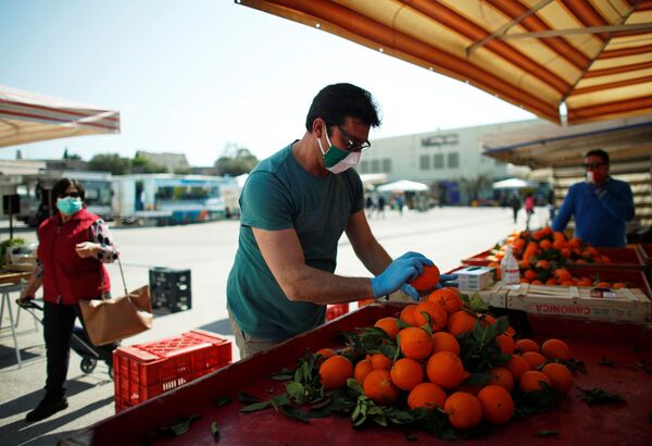 میوه فروش در بازار چیسترنینو در ایتالیا - اسپوتنیک ایران  