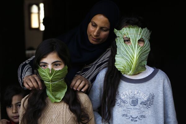ماسک یک خانواده فلسطینی از کلم - اسپوتنیک ایران  