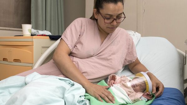 زنی با کودک تازه متولد شده اش در بیمارستان کاستاریکا - اسپوتنیک ایران  