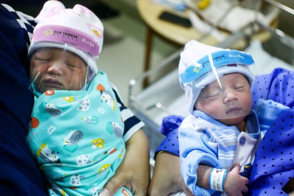 نوزادان تازه متولد شده با ماسک در جاکارتا اندونزی - اسپوتنیک ایران  