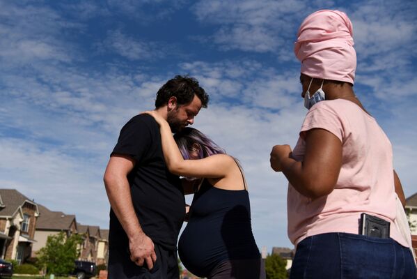 زن باردار در حال گردش اطراف خانه اش در تگزاس آمریکا - اسپوتنیک ایران  