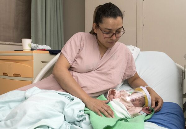 زنی با کودک تازه متولد شده اش در بیمارستان کاستاریکا - اسپوتنیک ایران  