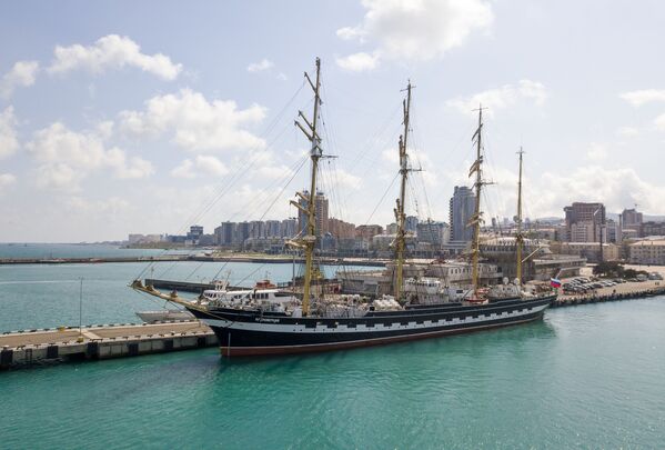 کشتی «کروزنشترن» در بندر نوواروسیسک در زمان جابه جایی ترانس آتلانتیک به مناسبت پیروزی در جنگ جهانی  - اسپوتنیک ایران  