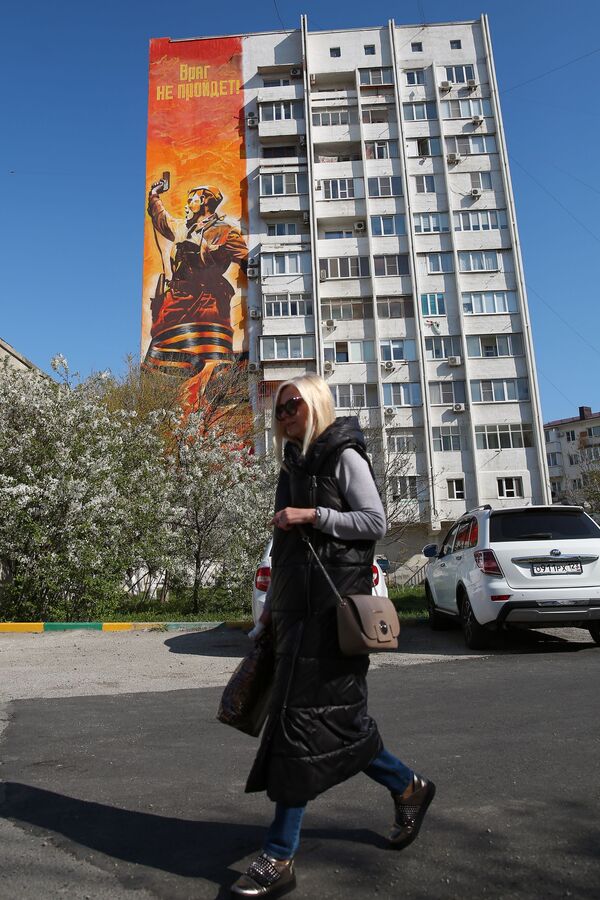 گرافیتی روی دیوار ساختمان مسکونی به مناسبت ۷۵ مین سالگرد پیروزی در جنگ جهانی در نووا روسیسک - اسپوتنیک ایران  