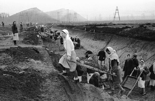 حفر گودال های ضد تانک توسط زنان در منطقه دنباس - سال 1941 - اسپوتنیک ایران  