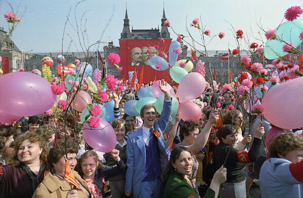 مراسم روز کارگر در میدان سرخ مسکو ، سال ۱۹۸۴ - اسپوتنیک ایران  