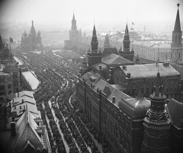 مراسم روز کارگر در میدان سرخ مسکو ، سال ۱۹۵۲ - اسپوتنیک ایران  