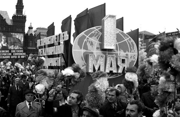 راهپیمایی روز کارگر در میدان سرخ مسکو، سال ۱۹۸۲ - اسپوتنیک ایران  