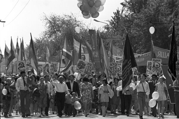 راهپیمایی اول می در عشق آباد، سال ۱۹۷۶ - اسپوتنیک ایران  