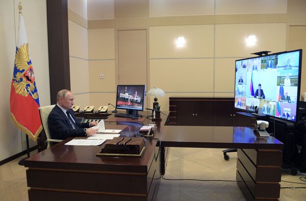 ولادیمیر پوتین رئیس جمهور روسیه در جلسه ای با اعضای دولت به صورت ویدئو کنفرانس - اسپوتنیک ایران  