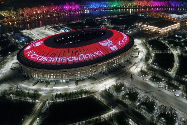 نوشته «در خانه بمانید» روس بام استادیوم لوژنیکی در مسکو - اسپوتنیک ایران  