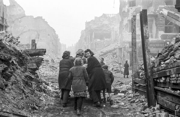 ساکنین برلین از بین خرابه ها به خانه هایشان برمی گردند، سال ۱۹۴۵ - اسپوتنیک ایران  