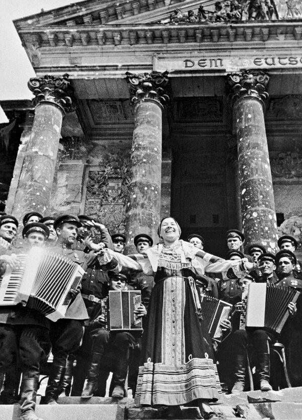 هنرپیشه شوروی لیدیا روسلانوا در مقابل نظامیان شوروی در برلین برنامه اجرا می کند، سال ۱۹۴۵ - اسپوتنیک ایران  