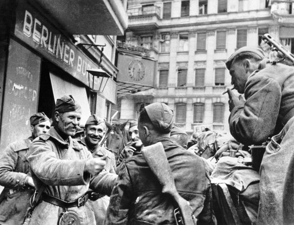 سربازان شوروی در جشن پیروزی در برلین، سال ۱۹۴۵ - اسپوتنیک ایران  