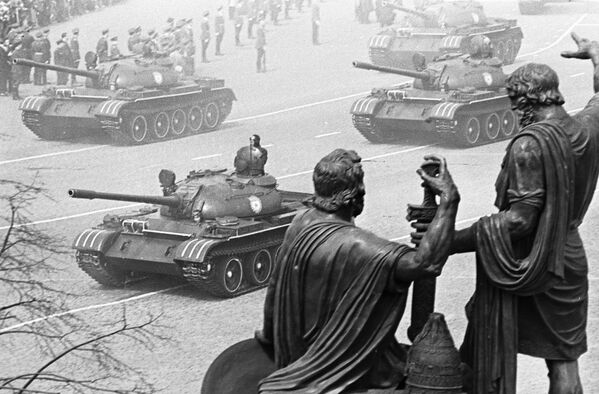 ستون تانک های نظامی در امتداد میدان سرخ در مراسم رژه بیستمین سالگرد پیروزی بر آلمان نازی
 - اسپوتنیک ایران  