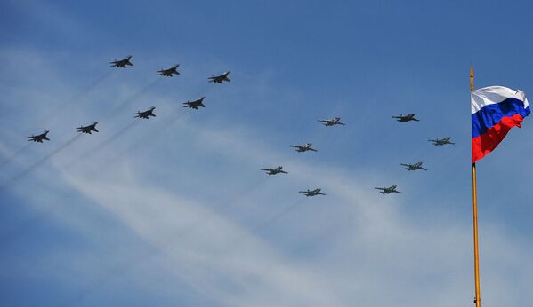 جنگنده های چند منظوره میگ-29 و جنگنده های تهاجمی سوخو-25 در زمان رژه پیروزی - اسپوتنیک ایران  
