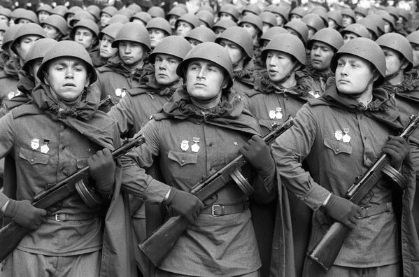 سربازان اتحاد جماهیر شوروی در لباس نبرد
 - اسپوتنیک ایران  