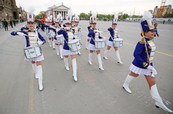دختران طبل زن آکادمی وزارت کشور شهر ولگاگراد در زمان اجرای تمرینات رژه روز پیروزی - اسپوتنیک ایران  