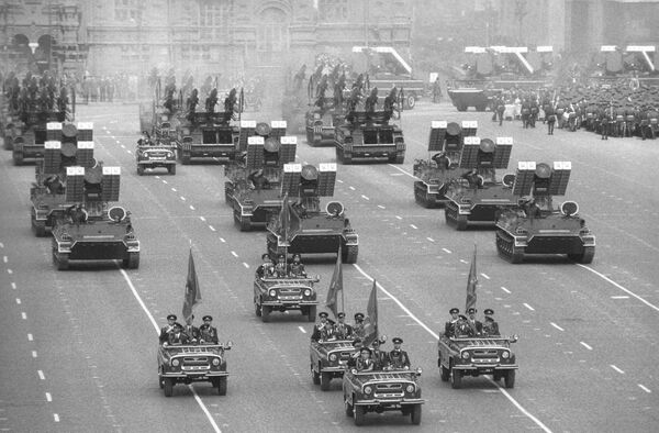 رژه نظامی در میدان سرخ، به مناسبت چهلمین سالگرد پیروزی مردم شوروی در جنگ بزرگ میهنی 1941-1945
 - اسپوتنیک ایران  