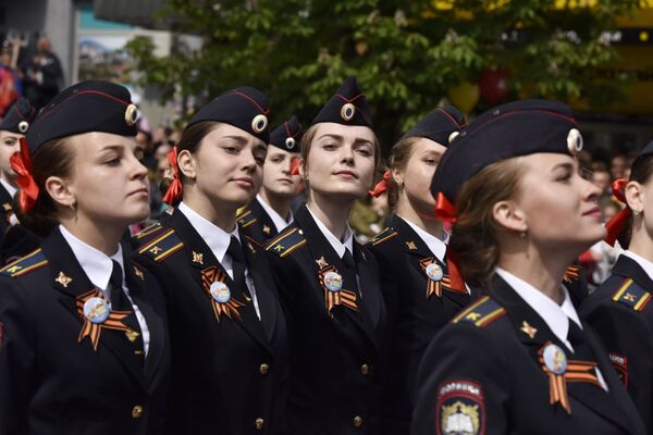 رژه دختران جوان نظامی در سیمفروپول به مناسبت 72 مین سالگرد پیروزی در جنگ جهانی دوم  - اسپوتنیک ایران  
