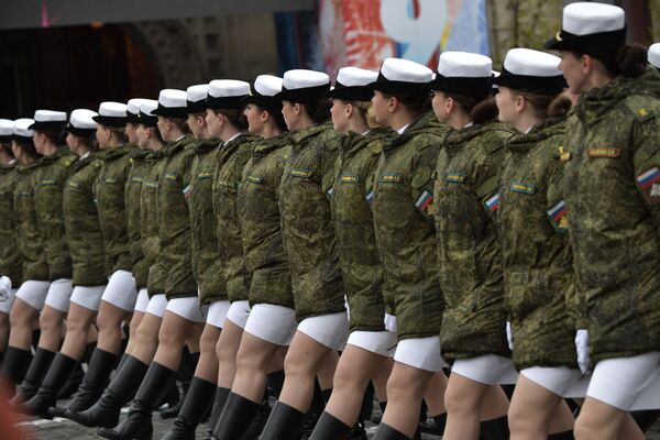 سربازان زن دانشگاه نظامی وزارت دفاع فدراسیون روسیه در حین رژه نظامی در مسکو - اسپوتنیک ایران  