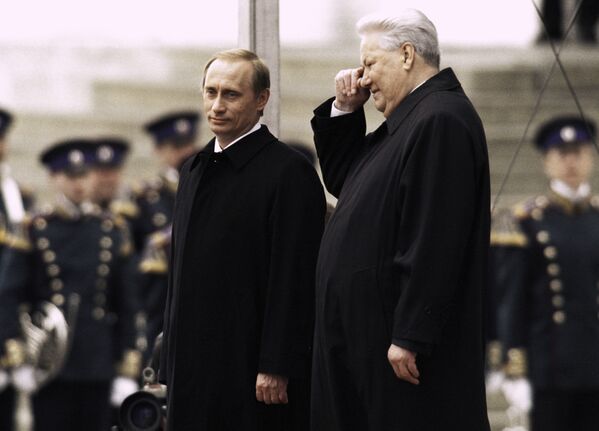 نخستین رئیس جمهور فدراسیون روسیه بوریس یلتسین(سمت راست) و ولادیمیر پوتین(سمت چپ) رئیس جمهور روسیه در روز تحلیف ولادیمیر پوتین در سال 2000 - اسپوتنیک ایران  