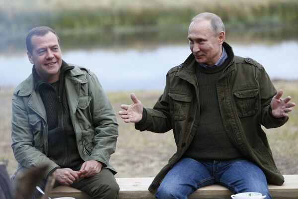دیمیتری مدودف نخست وزیر روسیه(چپ) و ولادیمیر پوتین رئیس جمهور روسیه(راست) در جزیره لیپنو در منطقه نووگورود
 - اسپوتنیک ایران  