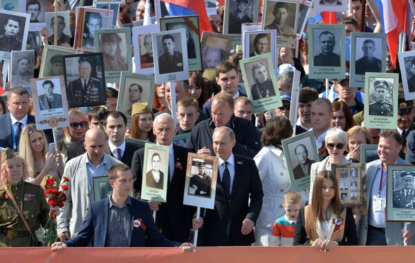 ولادیمیر پوتین مراسم هنگ جاودان مسکو را در میدان سرخ رهبری می کند
 - اسپوتنیک ایران  
