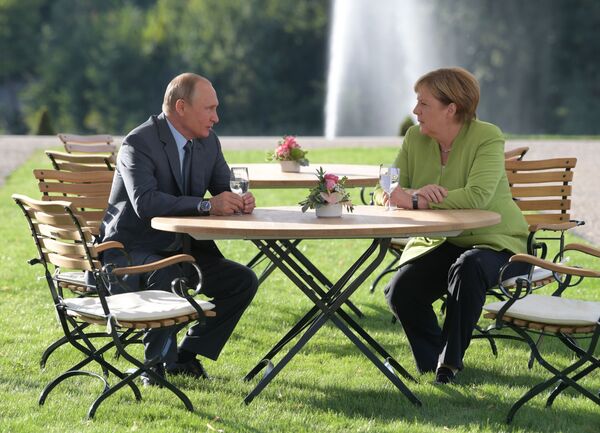 رئیس جمهور روسیه ولادیمیر پوتین و صدراعظم آلمان آنگلا مرکل در دیداری در مزبرگ آلمان 
 - اسپوتنیک ایران  
