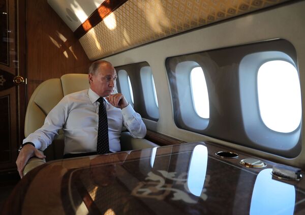  ولادیمیر پوتین، رئیس جمهور روسیه در هواپیمای ریاست جمهوری
 - اسپوتنیک ایران  