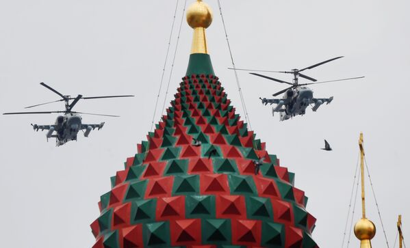 تمرینات هوایی به مناسبت 75-مین سالگرد پیروزی در جنگ جهانی دوم در مسکو
بالگردهای کا-52 - اسپوتنیک ایران  
