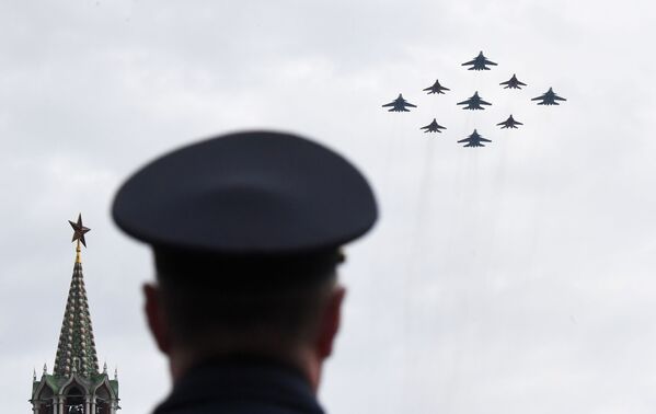 تمرینات هوایی به مناسبت 75-مین سالگرد پیروزی در جنگ جهانی دوم در مسکو
جنگنده‌های میگ - 29  و سو -30 - اسپوتنیک ایران  