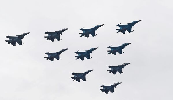 تمرینات هوایی به مناسبت 75-مین سالگرد پیروزی در جنگ جهانی دوم در مسکو
هواپیماهای سو -اس ام30، سو-35 و بمب افکن‌های سو -34 - اسپوتنیک ایران  