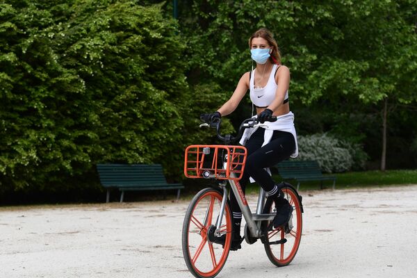 دختری در حال دوچرخه سواری در میلان پس از اتمام قرنطینه - اسپوتنیک ایران  