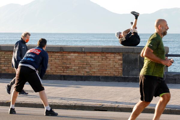 مردم در حال ورزش در ناپل پس از اتمام قرنطینه - اسپوتنیک ایران  