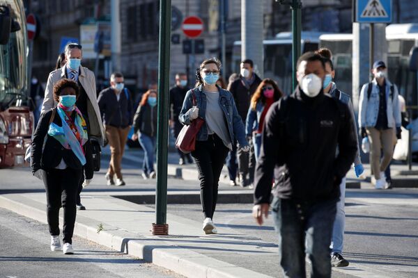 مردم با ماسک در رم پس از اتمام قرنطینه - اسپوتنیک ایران  