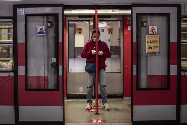 دختری در مترو میلان پس از اتمام قرنطینه در ایتالیا - اسپوتنیک ایران  