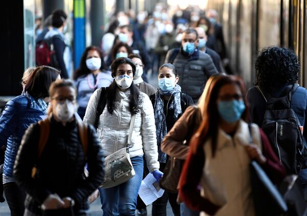 مردم با ماسک در میلان پس از اتمام قرنطینه در ایتالیا - اسپوتنیک ایران  