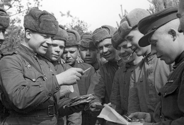 سربازان اتحاد جماهیر شوروی در لحظه دریافت نامه 
 - اسپوتنیک ایران  