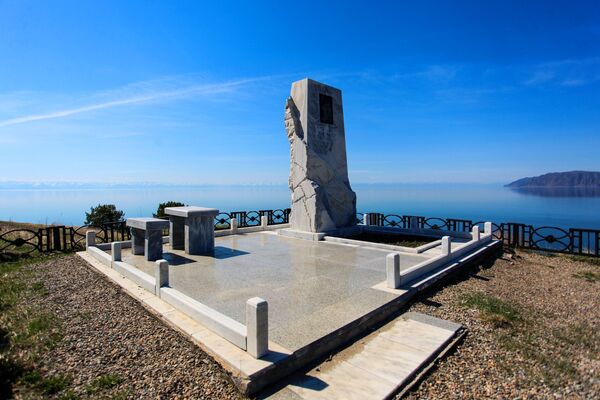 بنای یادبود نویسنده و نمایشنامه نویس روس الکساندر وامپلوف در ساحل دریاچه بایکال - اسپوتنیک ایران  