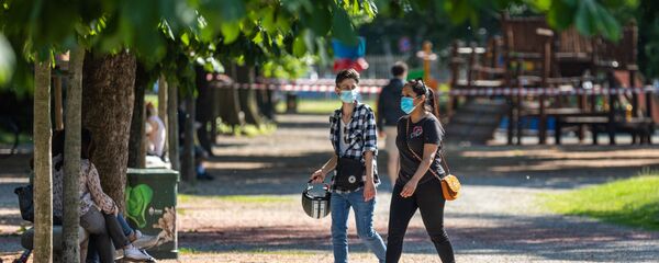 مردم در حال استراحت در یکی از پارک های میلان - اسپوتنیک ایران  