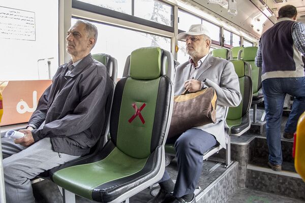 مسافران اتوبوسی در تهران  - اسپوتنیک ایران  