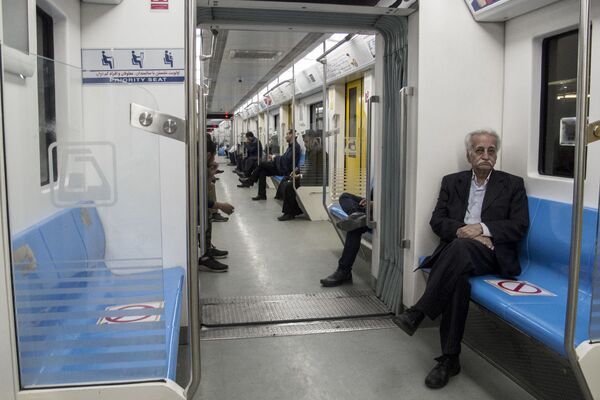 مردی در متروی تهران  - اسپوتنیک ایران  