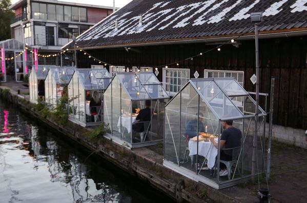 آزمایش رستوران به شکل «اتاقک قرنطینه» در آمستردام - اسپوتنیک ایران  