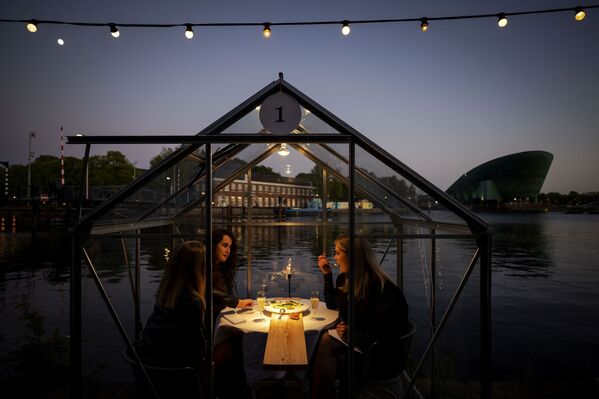 دوستان در «اتاقک قرنطینه » رستورانی در آمستردام - اسپوتنیک ایران  